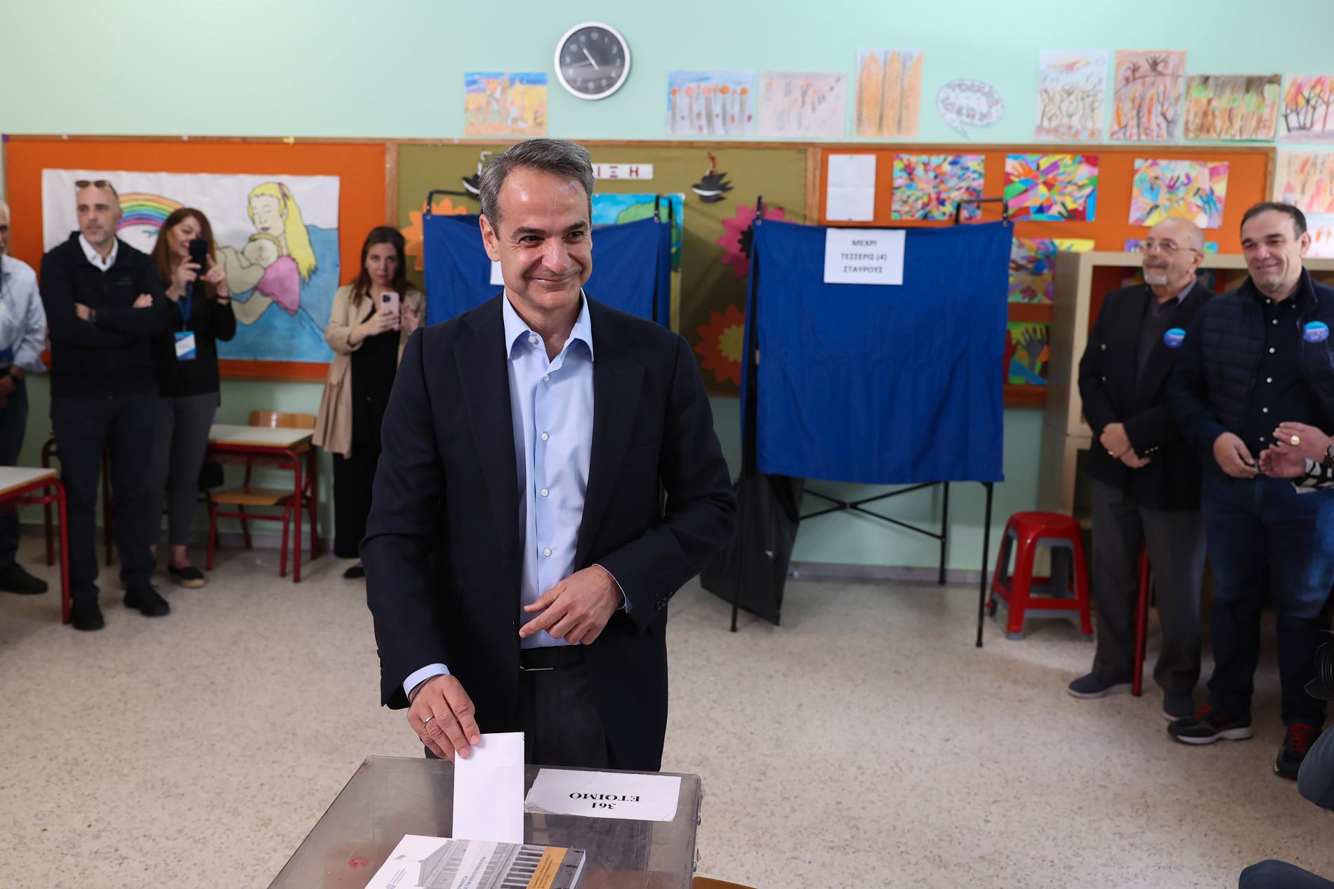 Premiärminister Kyriakos Mitsotakis leder enligt opinionsundersökningarna med 40 procent av rösterna.