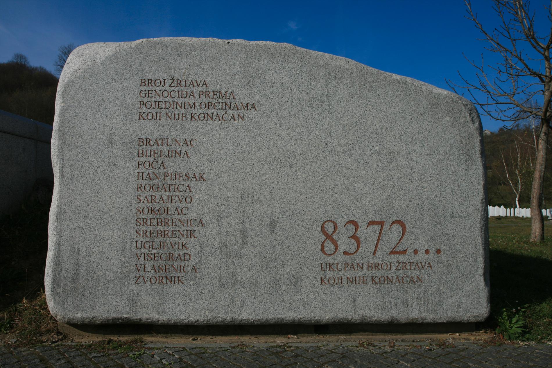 8372 är den officiella siffran på de som mördades i Srebrenica. Men varje år hittas nya gravar.
