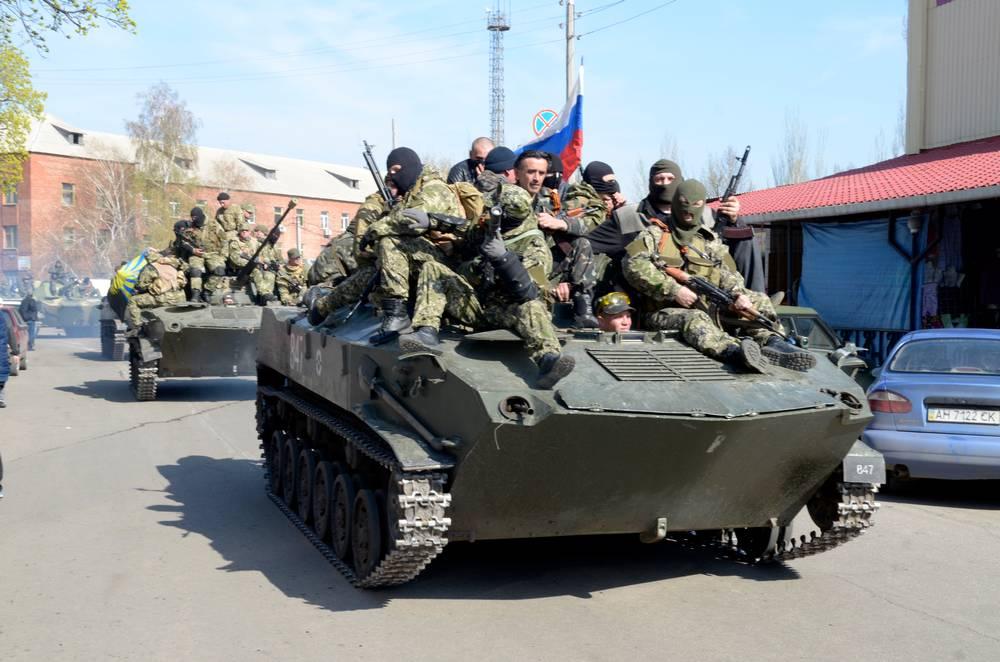 Aftonbladets utsända var på plats när ryskflaggade stridsvagnar rullade in i staden Kramatorsk.