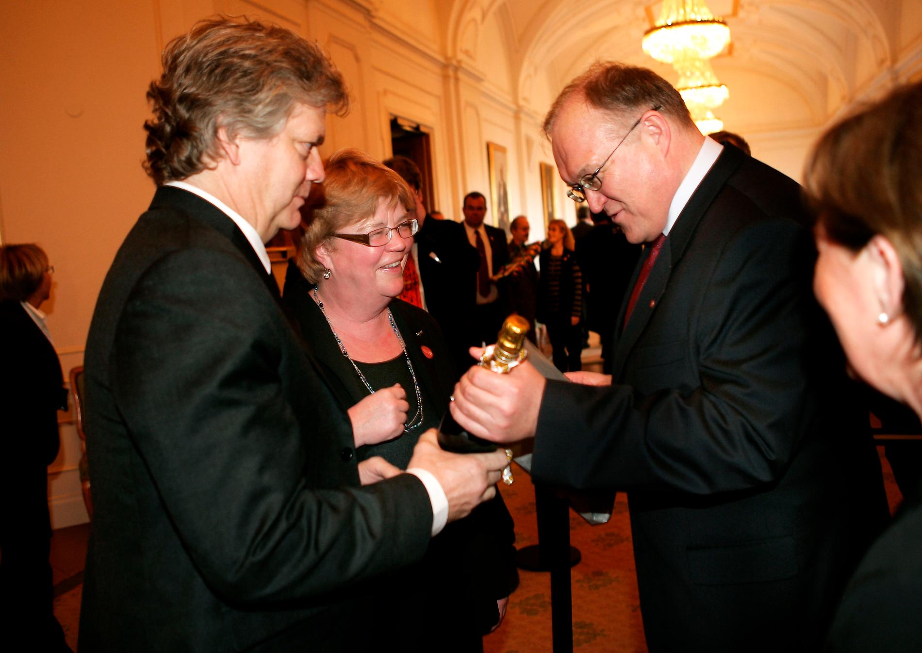 Urban Andersson och Lena Mellin tackar av Göran Persson med champagne 2007.