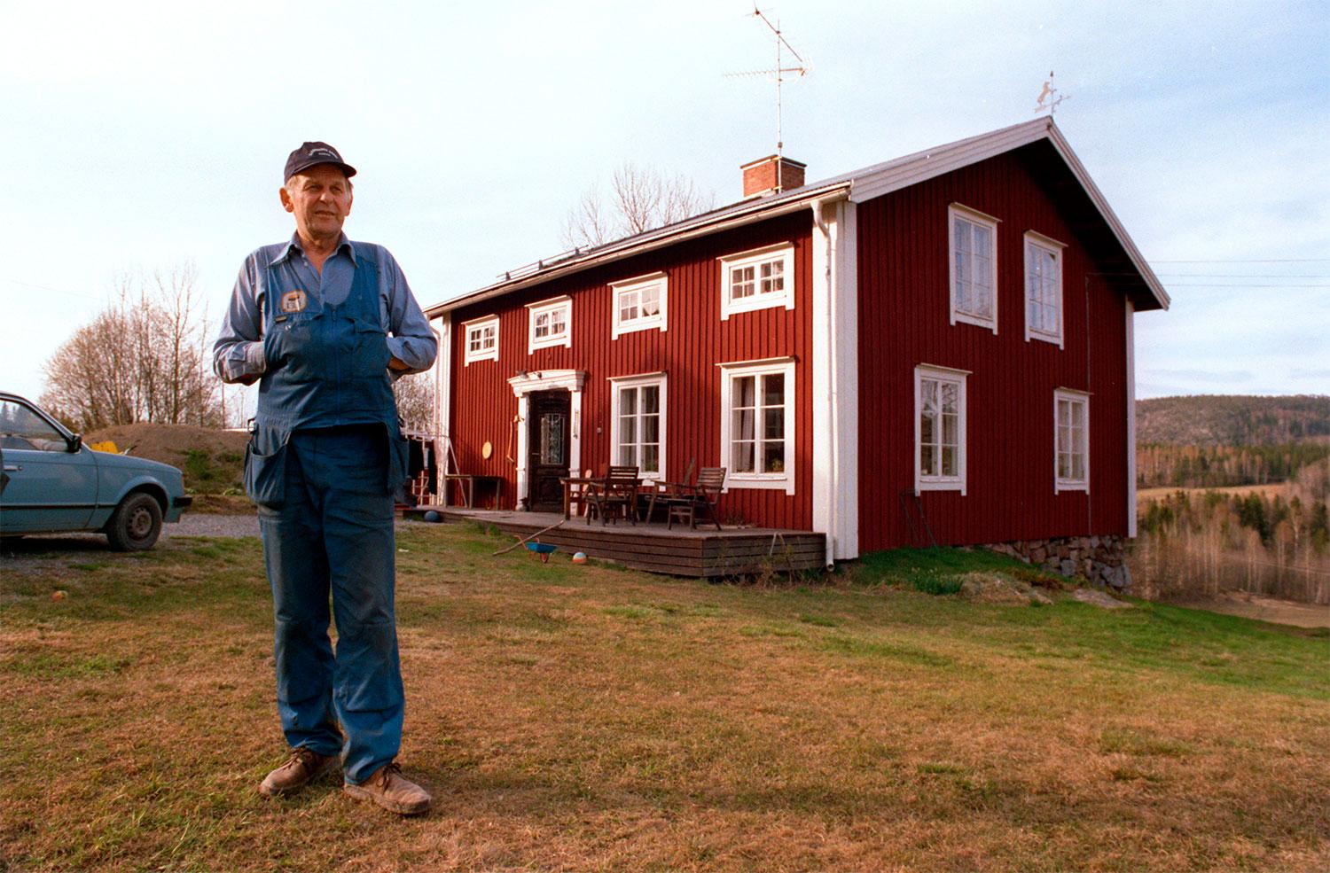 Utanför sitt hem i Ramvik 1996.
