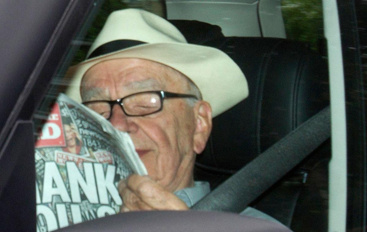 Mediemogulen på plats Tidningschefen Rupert Murdoch har anlänt till London för att reda ut skandalen kring News of the world, svars sista nummer utkom i dag.
