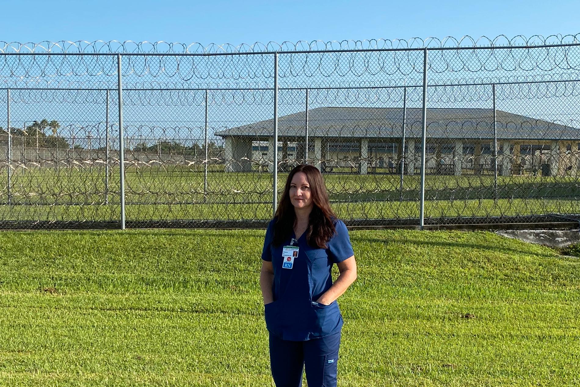 Mikaela Johansson Cox, med rötter i Skövde, jobbar som sjuksköterska på ett fängelse i Florida.