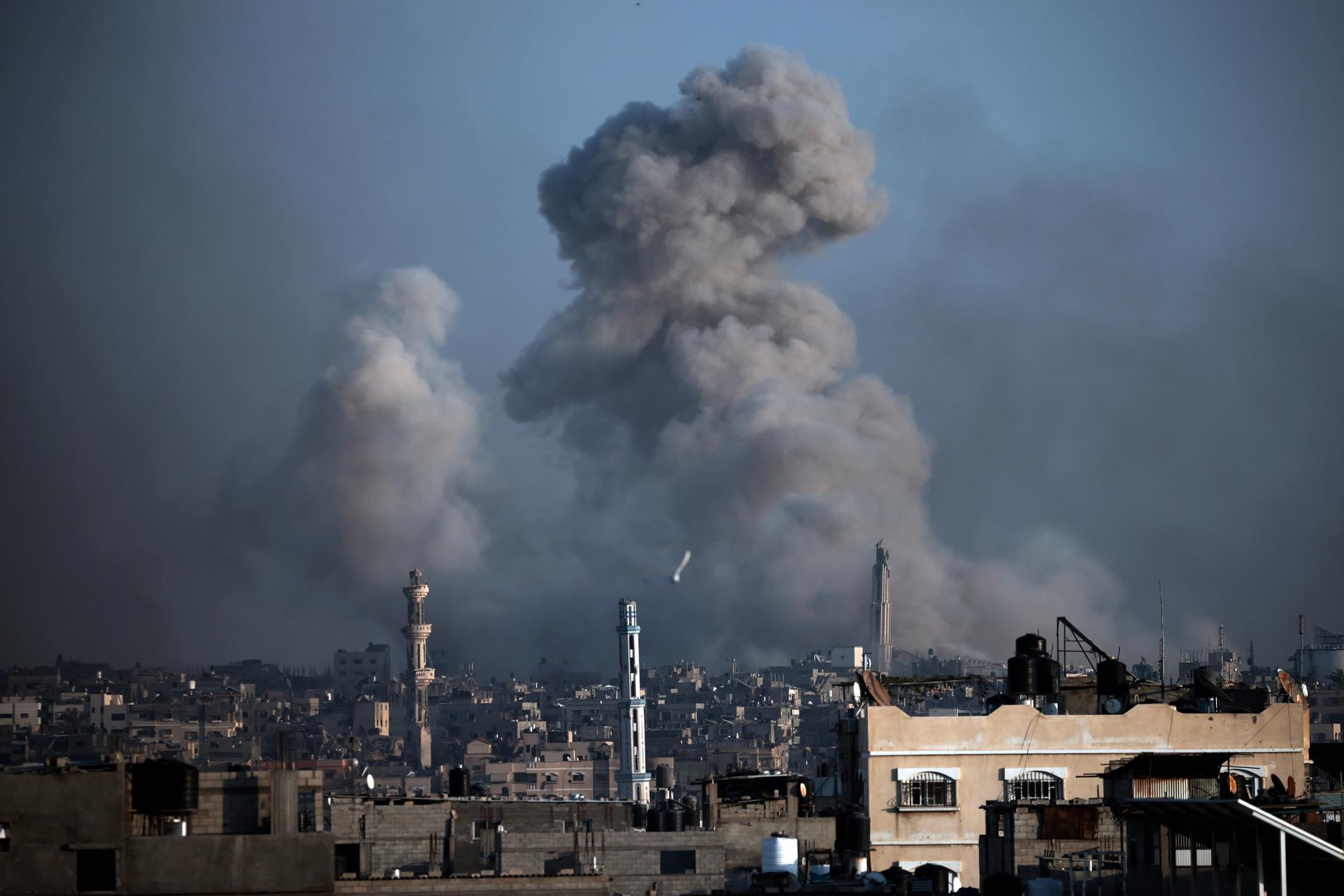 Rök över Gaza efter ett israeliskt bombangrepp i mitten av januari. 
