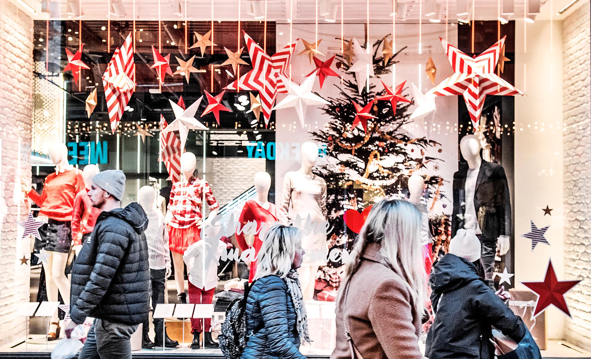 Svenska hushåll har för avsikt att spendera mindre pengar inför årets jul än tidigare år. Arkivbild.