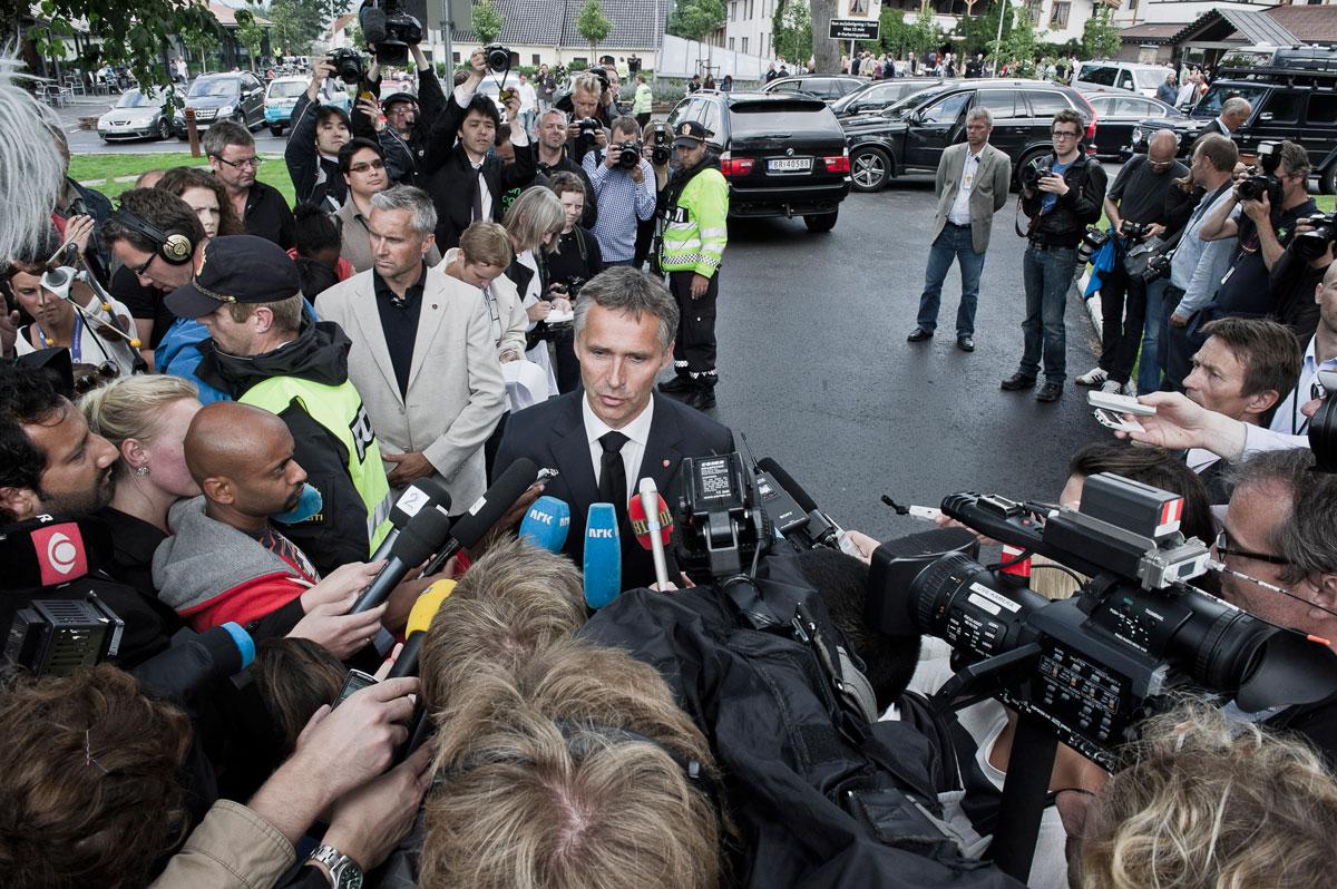 Norges statsminister Jens Stoltenberg håller presskonferens på lördagseftermiddagen.