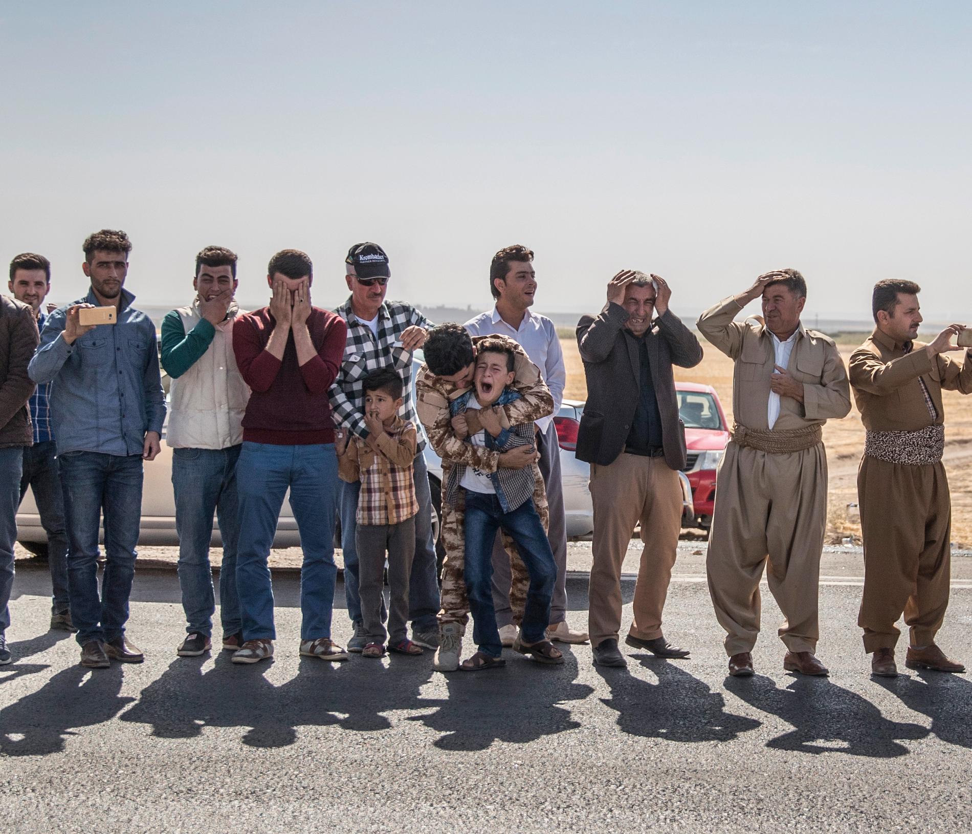 Årets fotograf 2017, Magnus Wennman. Mosul, Irak Oktober 2016. Hundratals människor har samlats längs vägkanten för att hedra fem Peshmerga-soldater som dagen innan dödades av en av IS vägbomber. 11-åriga Lefaw skriker plötsligt och otröstligt när han ser bilden på sin pappa monterad längst fram på ambulansen som passerar. Fram till nu har han bitit ihop, in i det sista hoppats på att hans pappa fortfarande är i livet. Lillebror Shalew gråter tyst i bakgrunden.