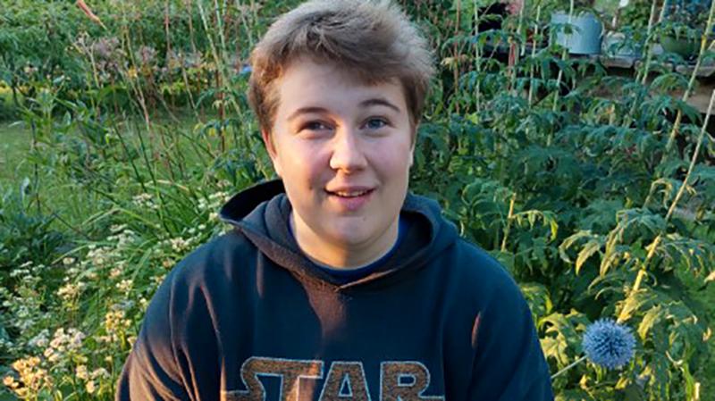 Isaak van den Assem är 17 år och bor i Järna. Han studerar vid naturbruksgymnasiet och har ett stort naturintresse. 