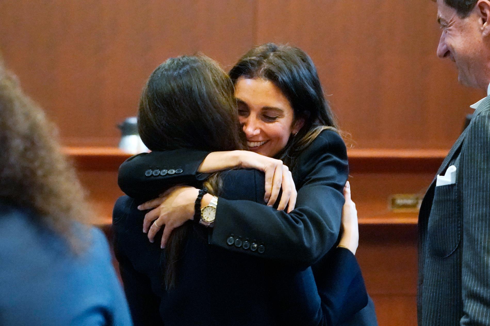 Joelle Rich kramar om den andra advokaten Camille Vasquez, med ryggen mot kameran.
