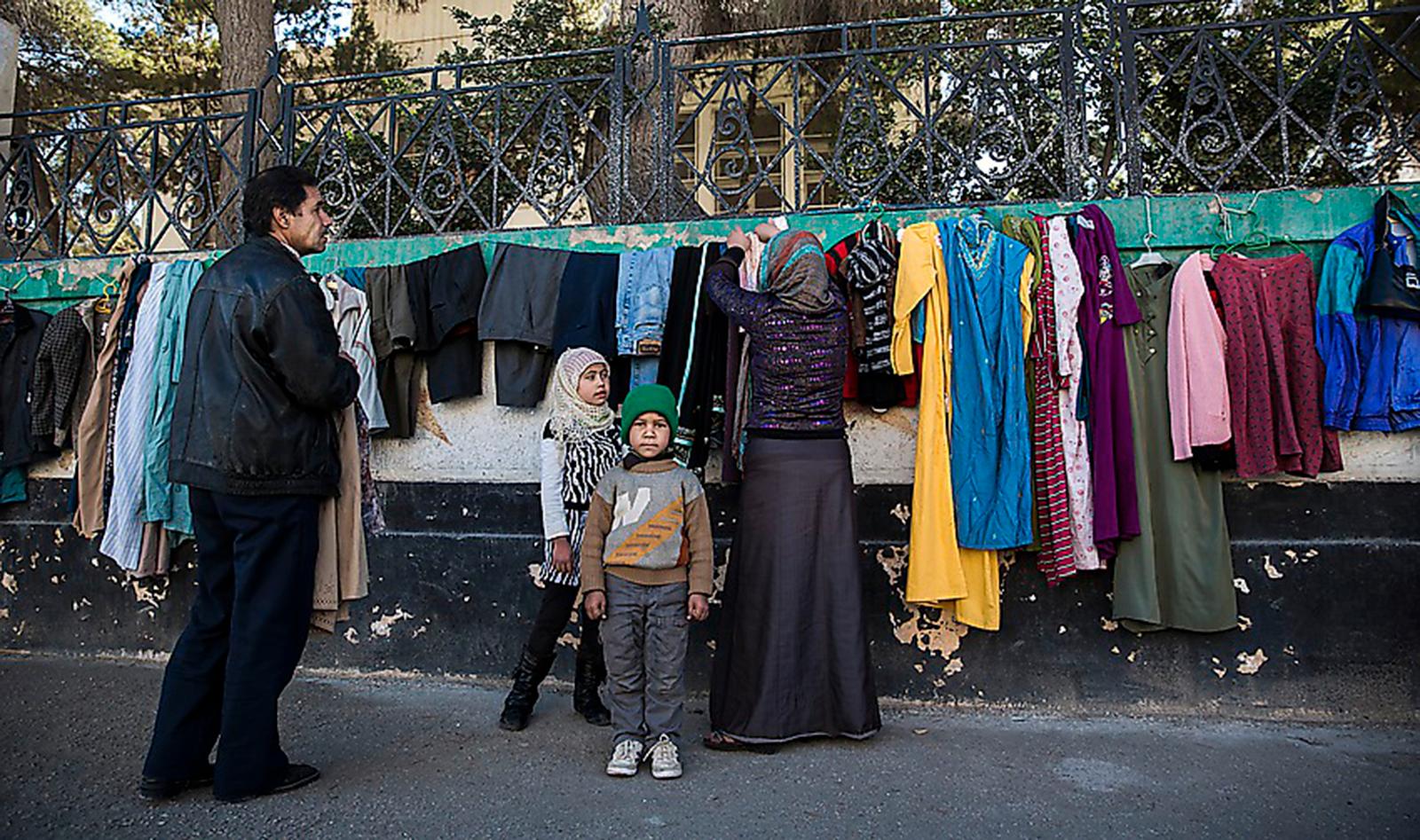 En familj säljer kläder på gatan i Yabrud.
