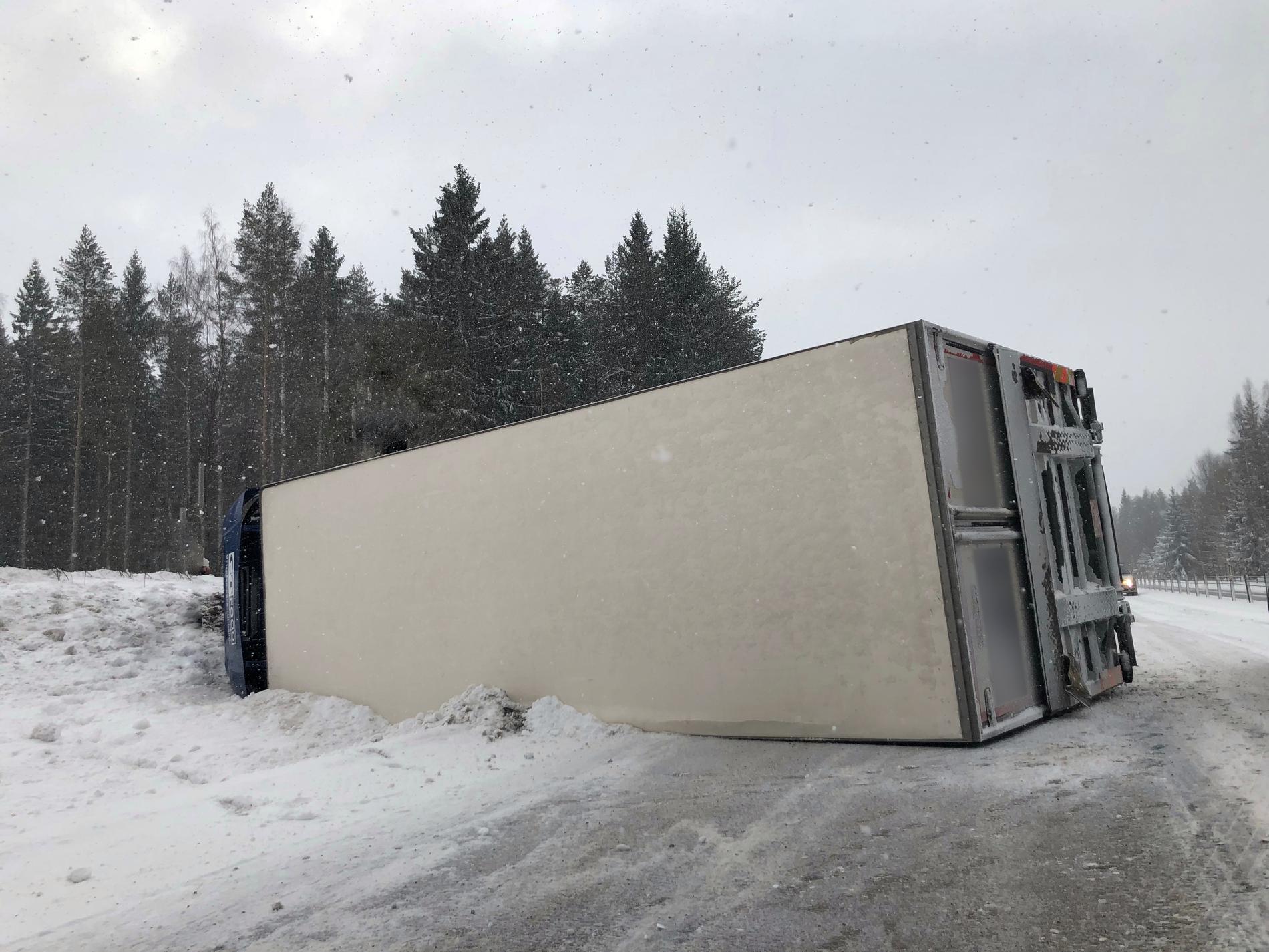 En lastbil har vält och blockerar ett körfält på E4 norr om Gävle.