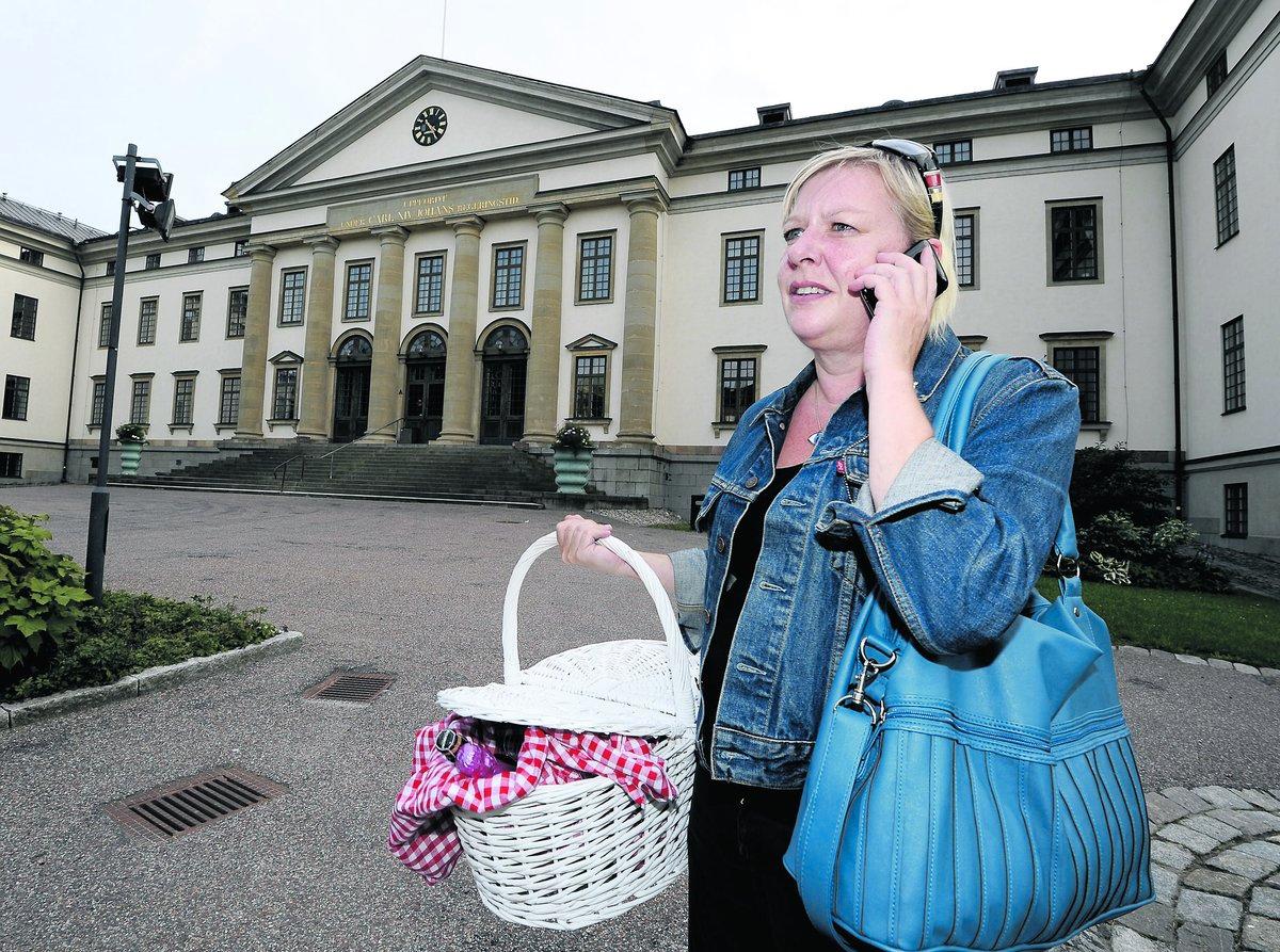 finns det några hungriga politiker här? Karin Ahlborg gjorde allt i sin makt för att försöka bjuda på sjukhusmaten.