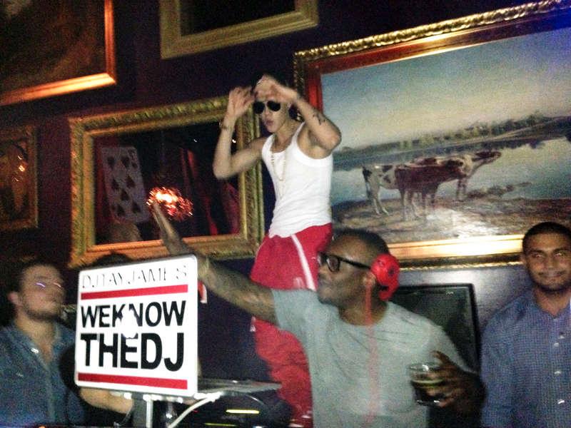 ”SAY WHAT, LET’S GO” Justin Bieber anlände bakvägen till nattklubben Rose i Stockholm strax före klockan två på natten. Popstjärnan hoppade in i dj-båset och dansade på ett podium. Han tog också tag i micken och ropade: ”Say what, let’s go!”.