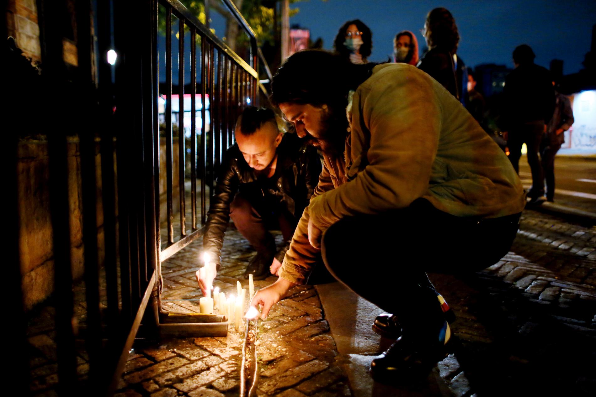 Fans placerar ljus framför hotellet i Bogotá. 