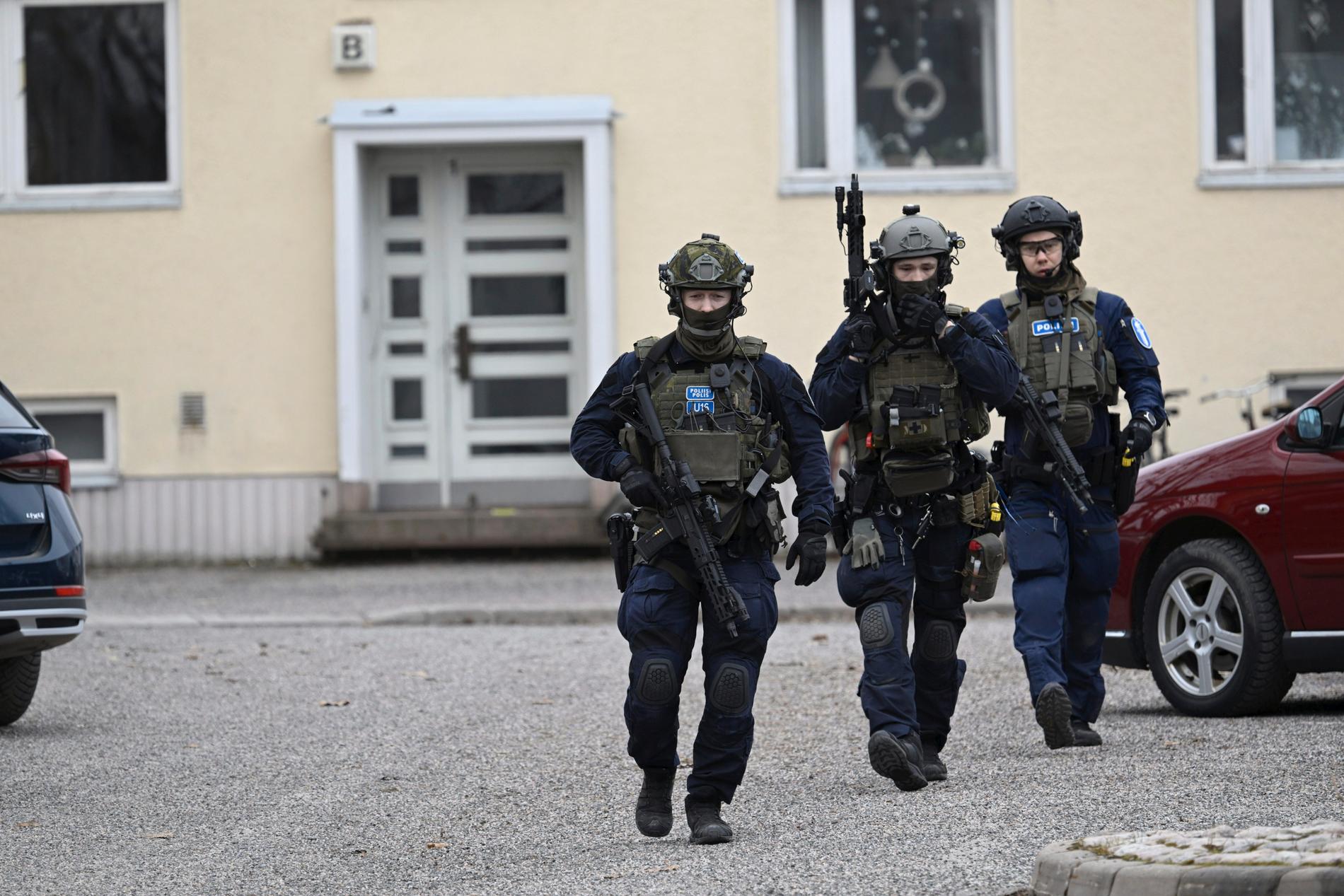 Poliser utanför skola i Vanda där en skottlossning har ägt rum.