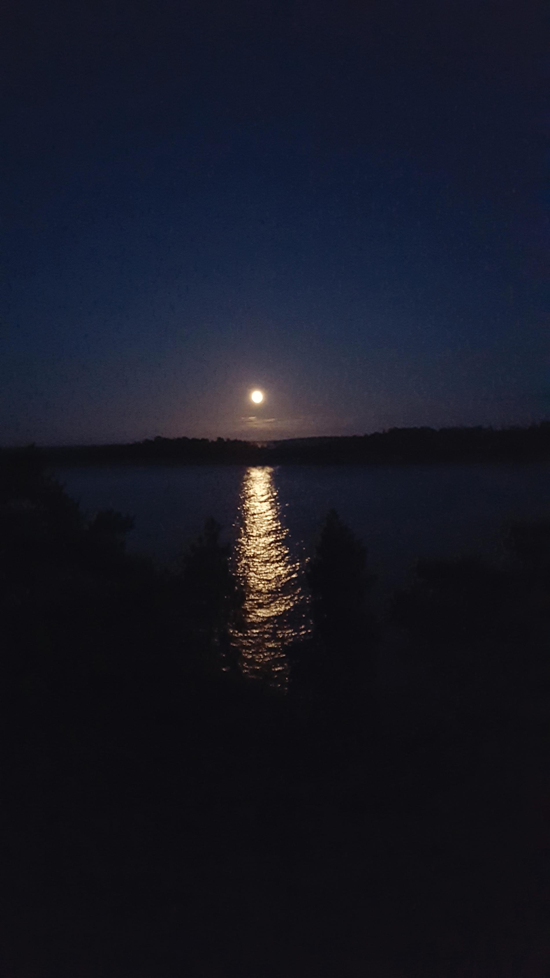 En läsare har skickat in den här bilden på månen över en sjö.