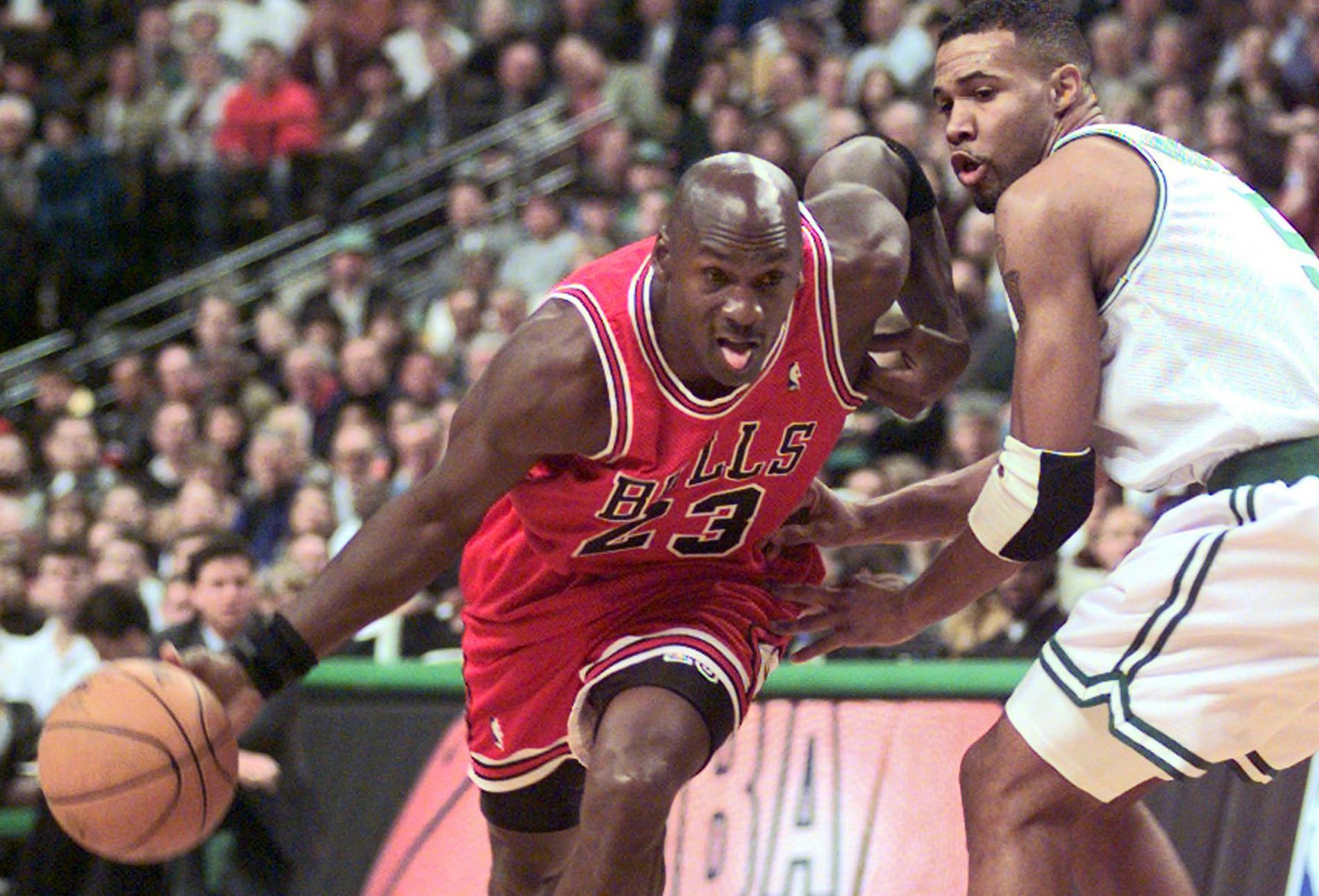 Michael Jordan, med 23 på Chicao Bulls-tröjan, dribblar förbi en motståndare 1997. Arkivbild.
