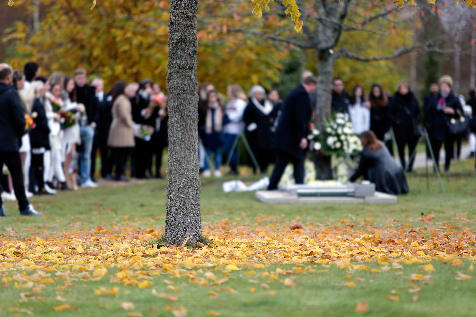Elevassistenten Lavin Eskandar som föll offer för skolmördaren i Trollhättan begravdes i dag.