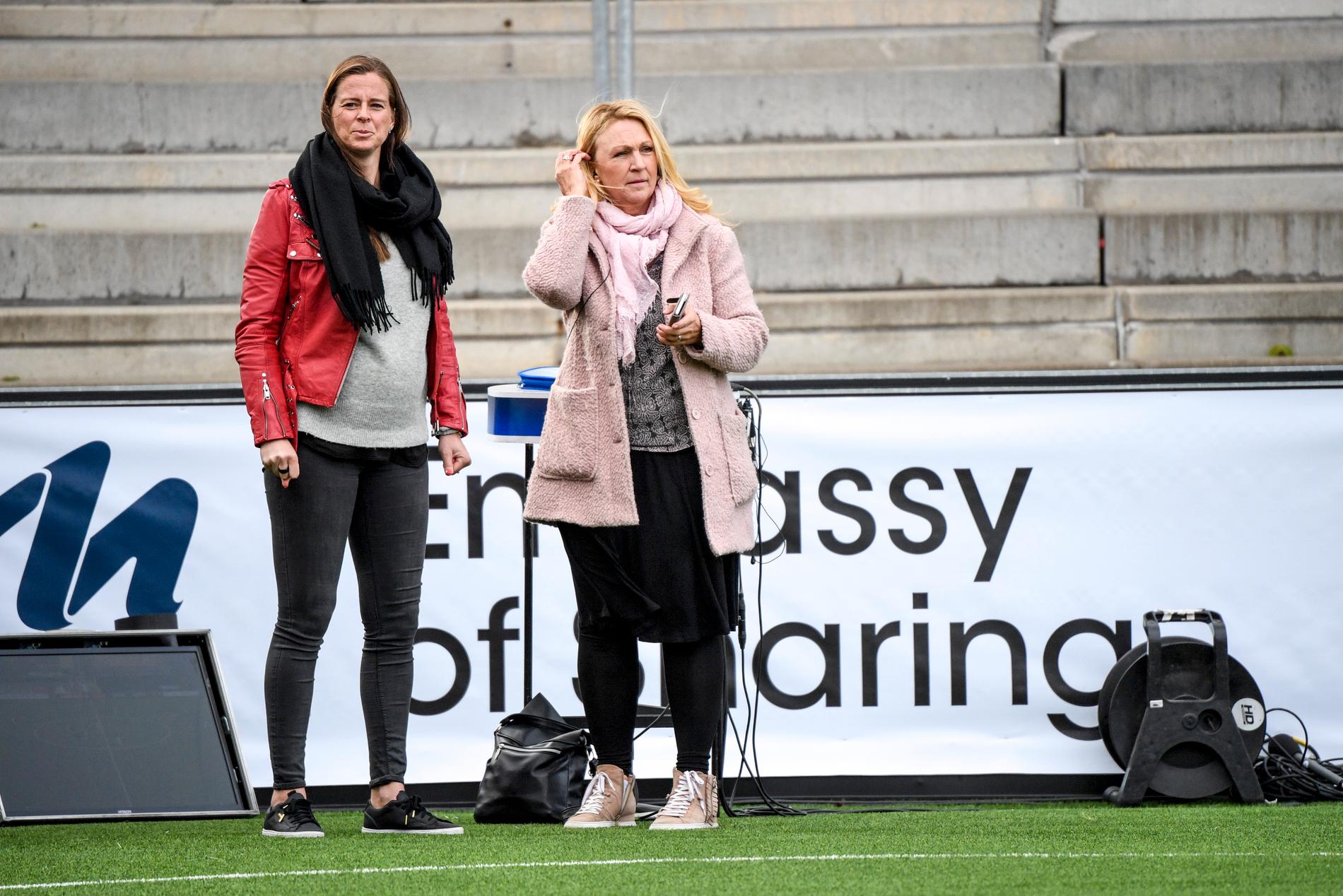 Gravida Lotta Schelin, vänster, bevakade i söndags det allsvenska mötet mellan Rosengård och Göteborg för SVT, här tillsammans med reportern Jane Björck, höger.
