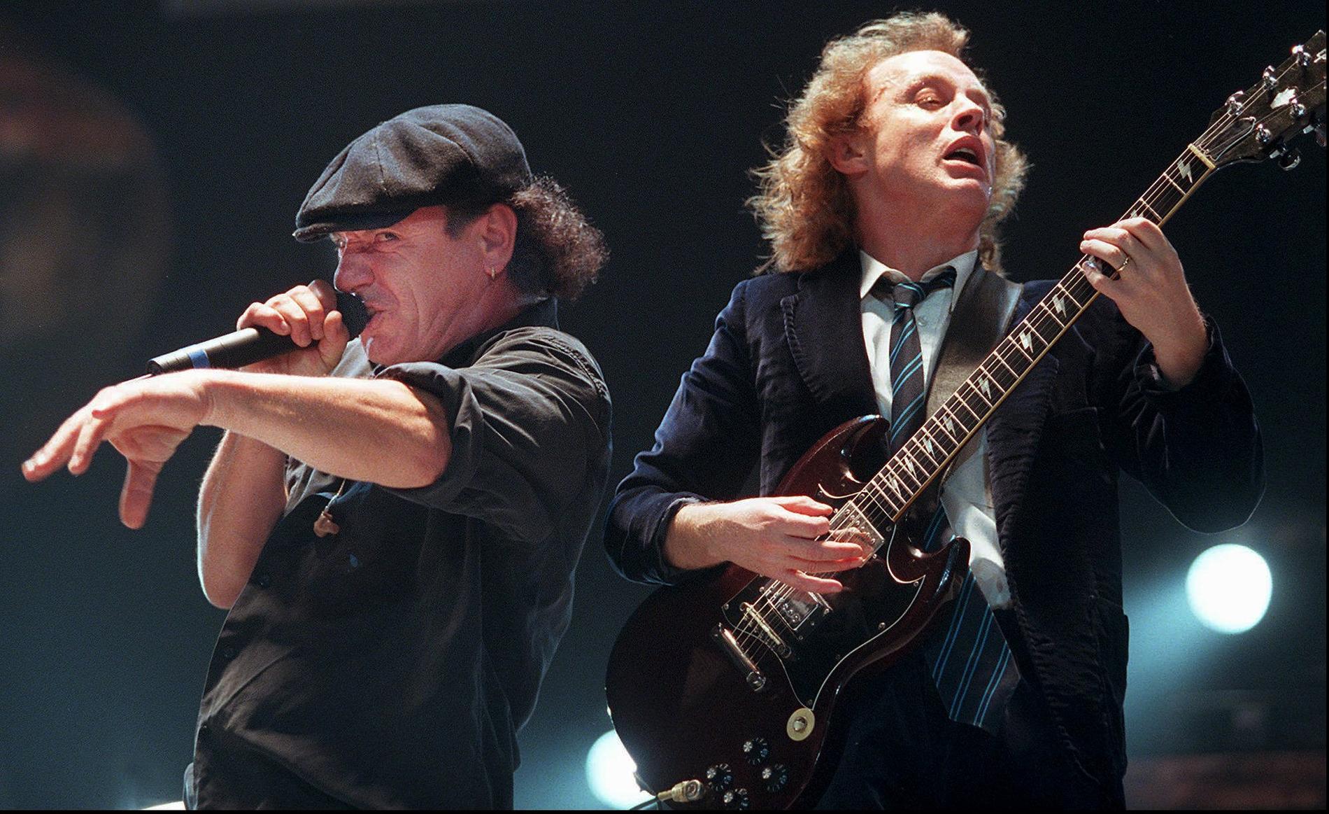 Brian Johnson och Angus Young vid en AC/DC-konsert år 2000.