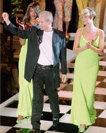 Gianni Versace tillsammans med modellerna Naomi Campbell och Linda Evangelista 1995. Med supermodellerna som företagets ansikte utåt skapade Gianni ett imperium som tog modevärlden med storm.