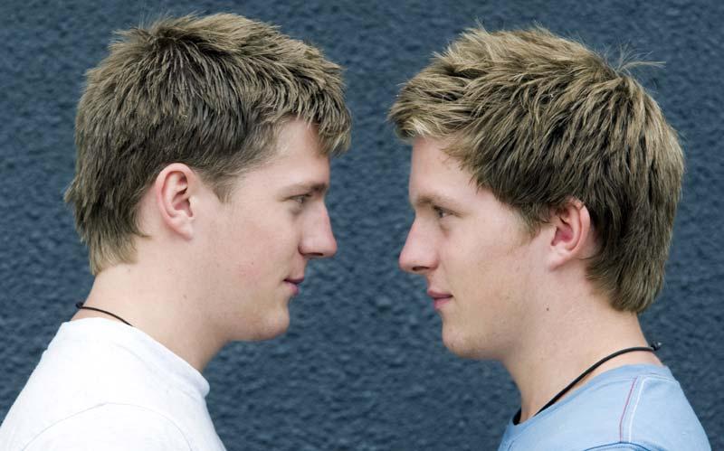 PÅ VÄG MOT ELITSERIEN Tvillingparet som får backarna i hockeyallsvenskan att se dubbelt – Oscar och Victor Ahlström, 22, Huddinge.