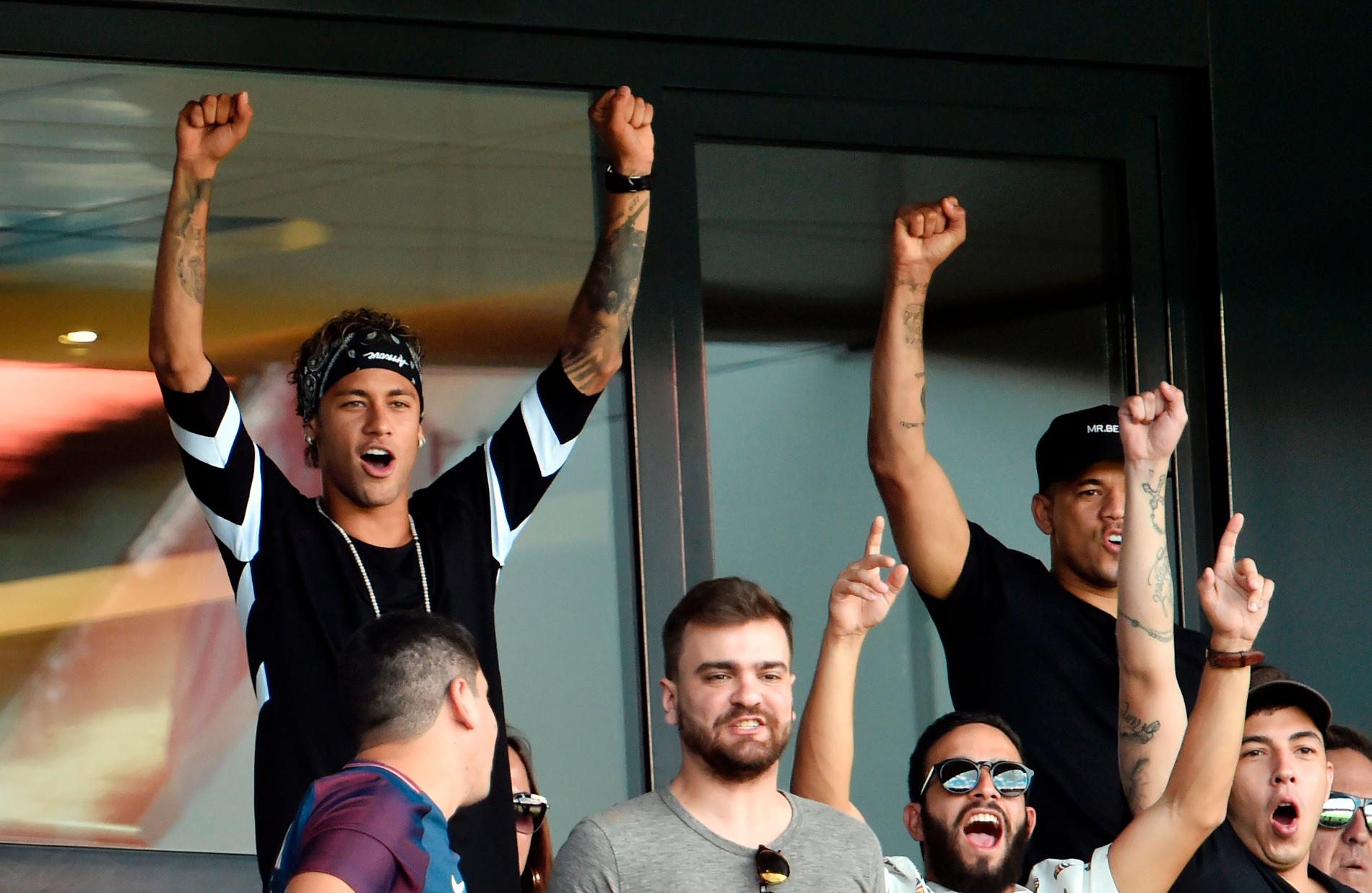 Neymar firar på läktaren.