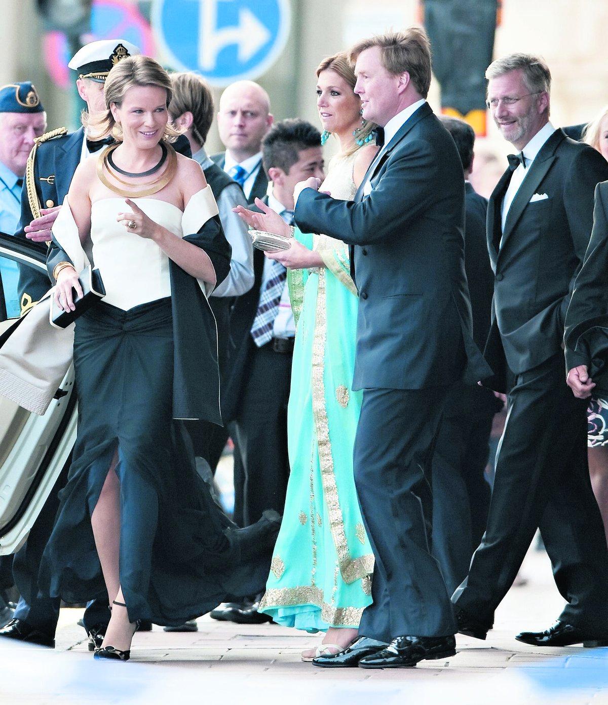 Belgiska prinsessan Mathilde och det holländska kronprinsparet Willem-Alexander och Máxima strax innan de lämnar Grand Hotel.