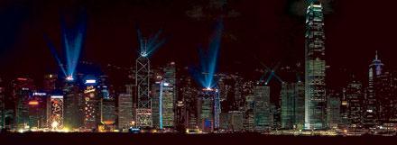 Skyskraporna på Hongkong-ön lyses upp av en ljusshow på kvällarna.