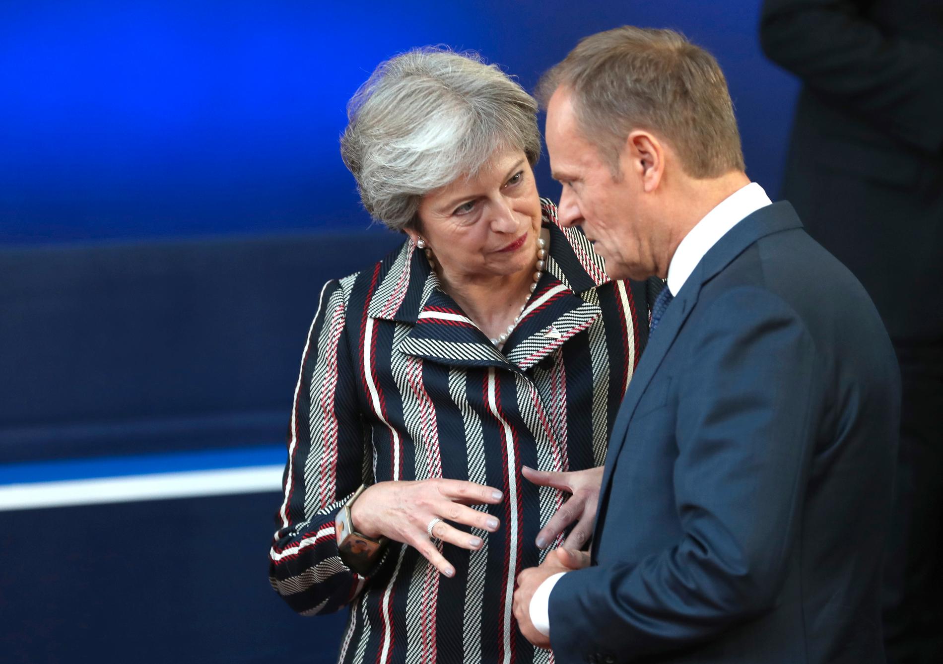 Storbritanniens premiärminister Theresa May i intensivt samtal med EU:s permanente rådsordförande Donald Tusk under förra veckans EU-Asien-toppmöte i Bryssel.