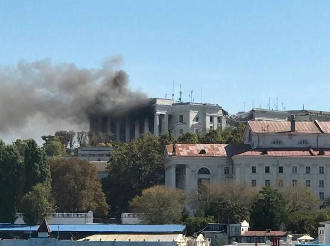 Ryska flottans högkvarter på Krim stod i brand på fredagen.