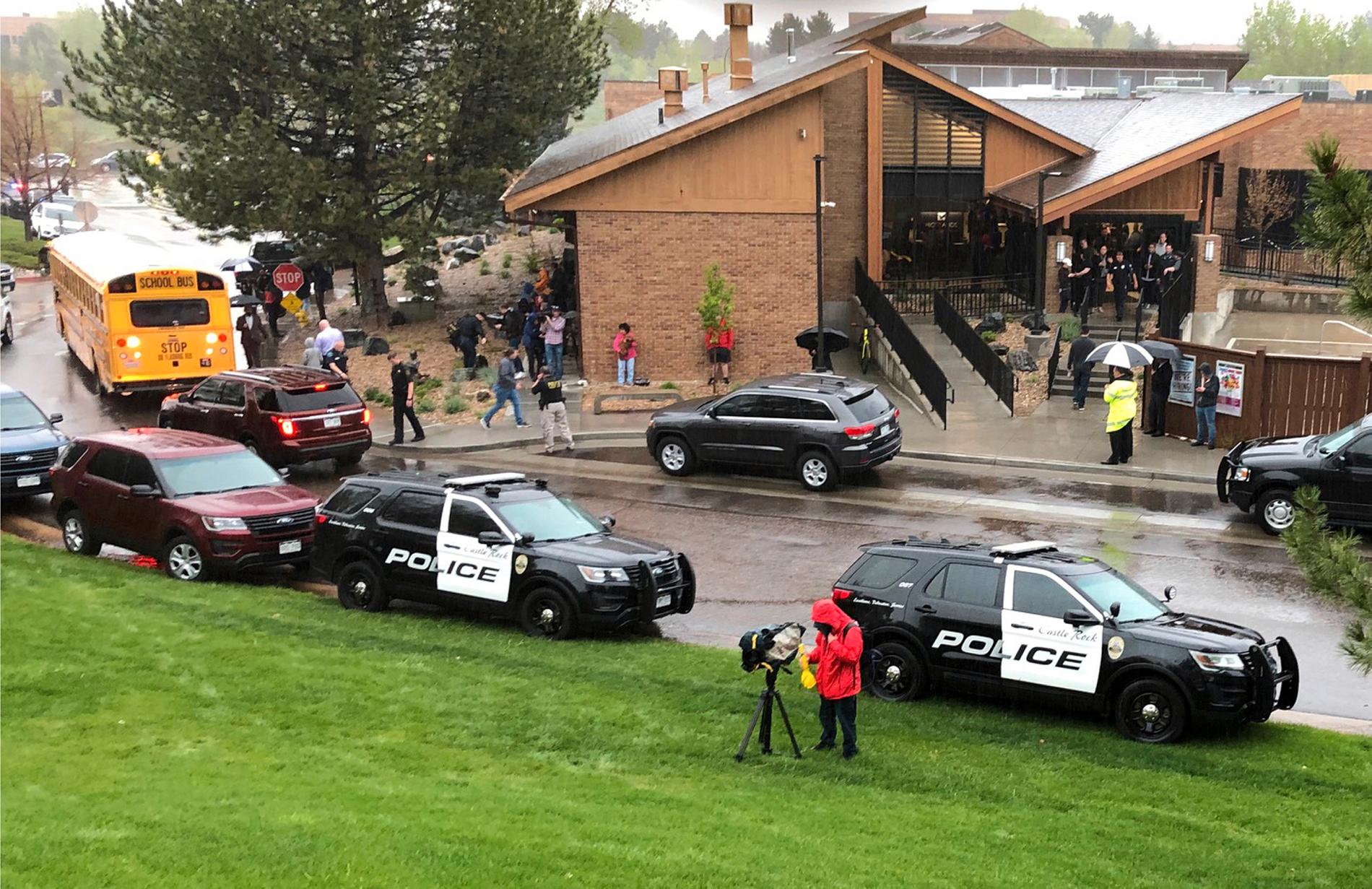 Polisbilar utanför skolan i Highlands Ranch utanför Denver, USA.