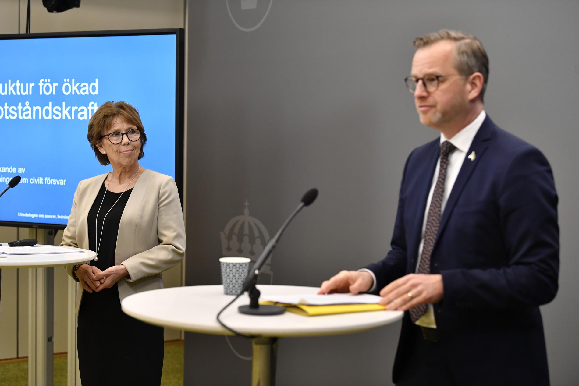 Inrikesminister Mikael Damberg (S) tar emot utredaren Barbro Holmbergs förslag om civilförsvaret.