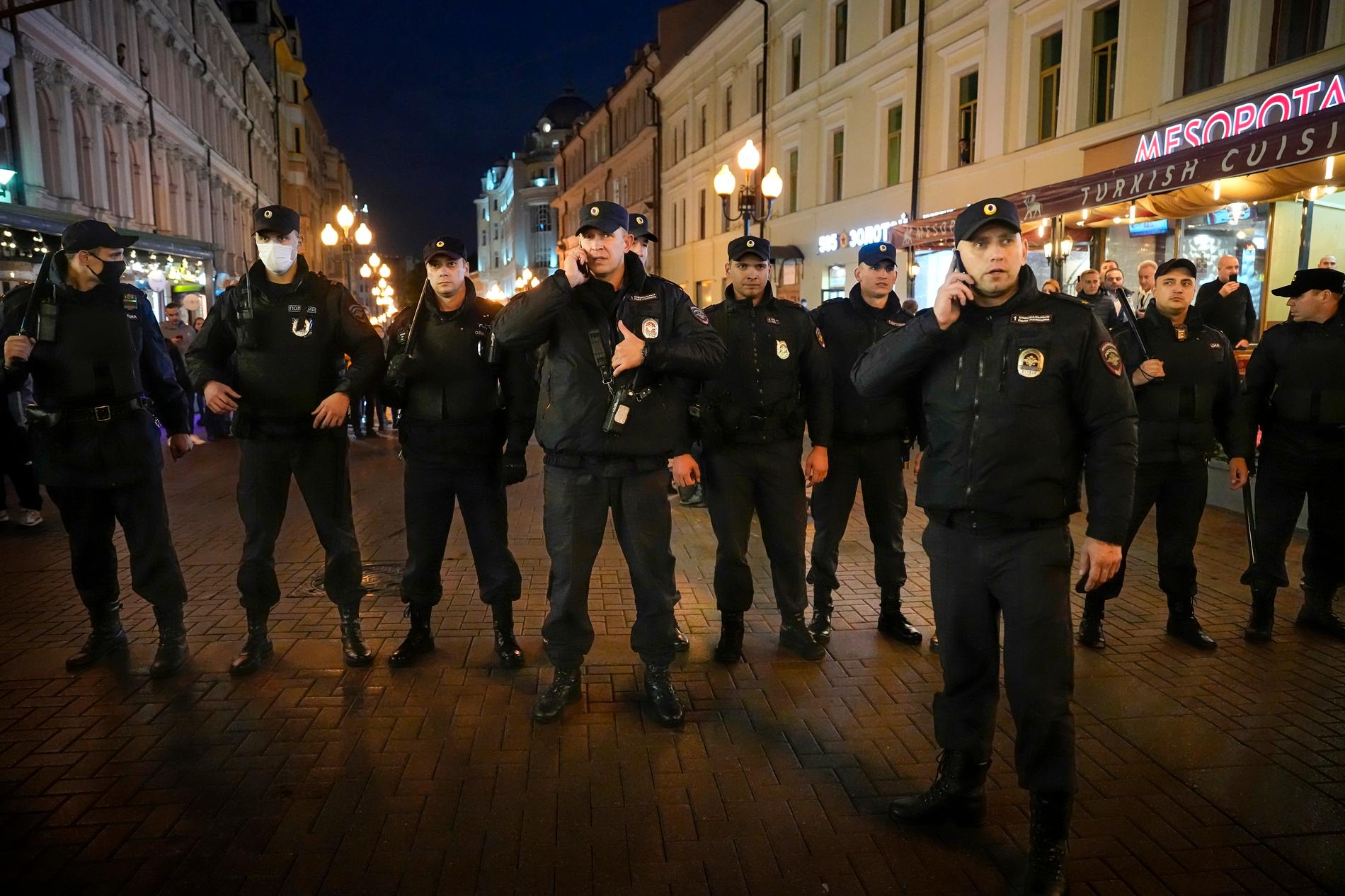 Poliser står som blockad mot demonstranterna i Moskva under onsdagskvällen.