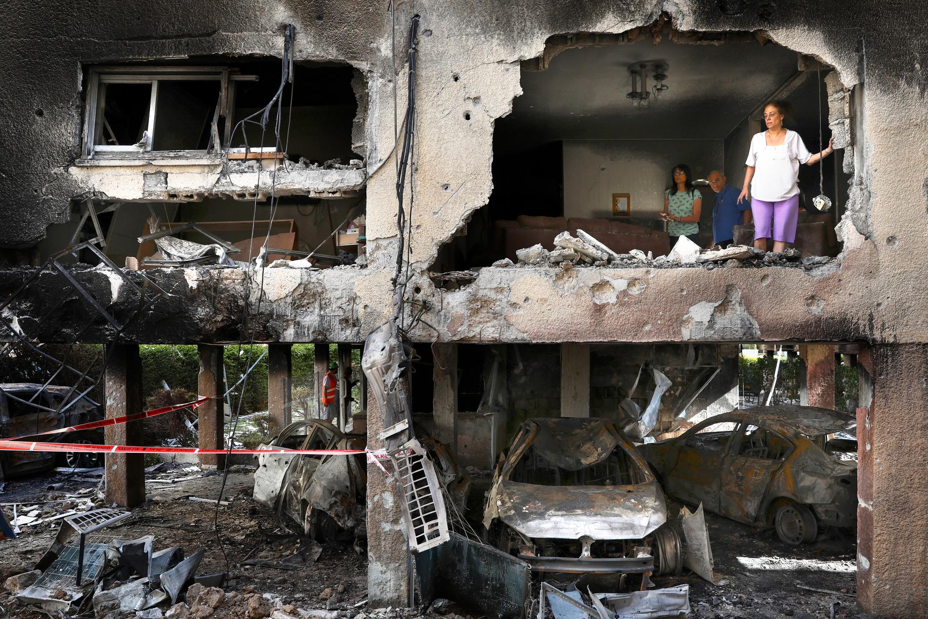 En familj undersöker sin lägenhet i Petah Tikva, centrala Israel, efter att den träffats  av en raket avfyrad från Gaza. 