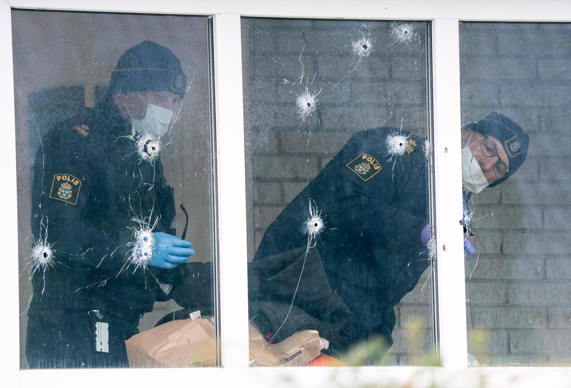 Polisens kriminaltekniker undersöker skotthålen i en villa i Kristianstad, Polisen larmades om skottlossningen vid 04.30-tiden på torsdagsmorgonen.
