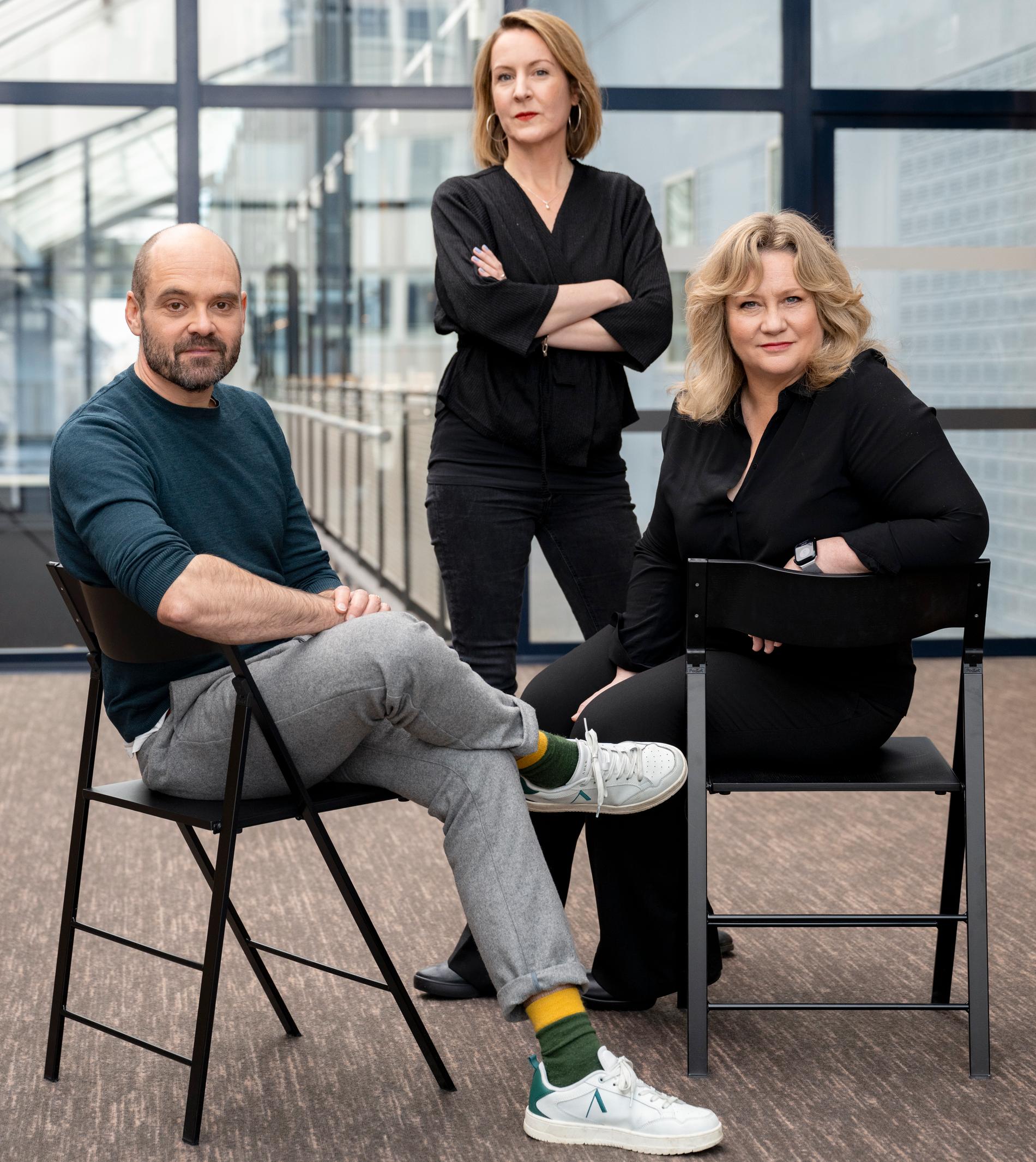 Regissören Sanna Lenken omgiven av skådespelarna David Dencik och Maria Sid. SVT:s nya drama "Smärtpunkten" om Lars Noréns ödesdigra teaterprojekt "7:3", har premiär den 19 april.