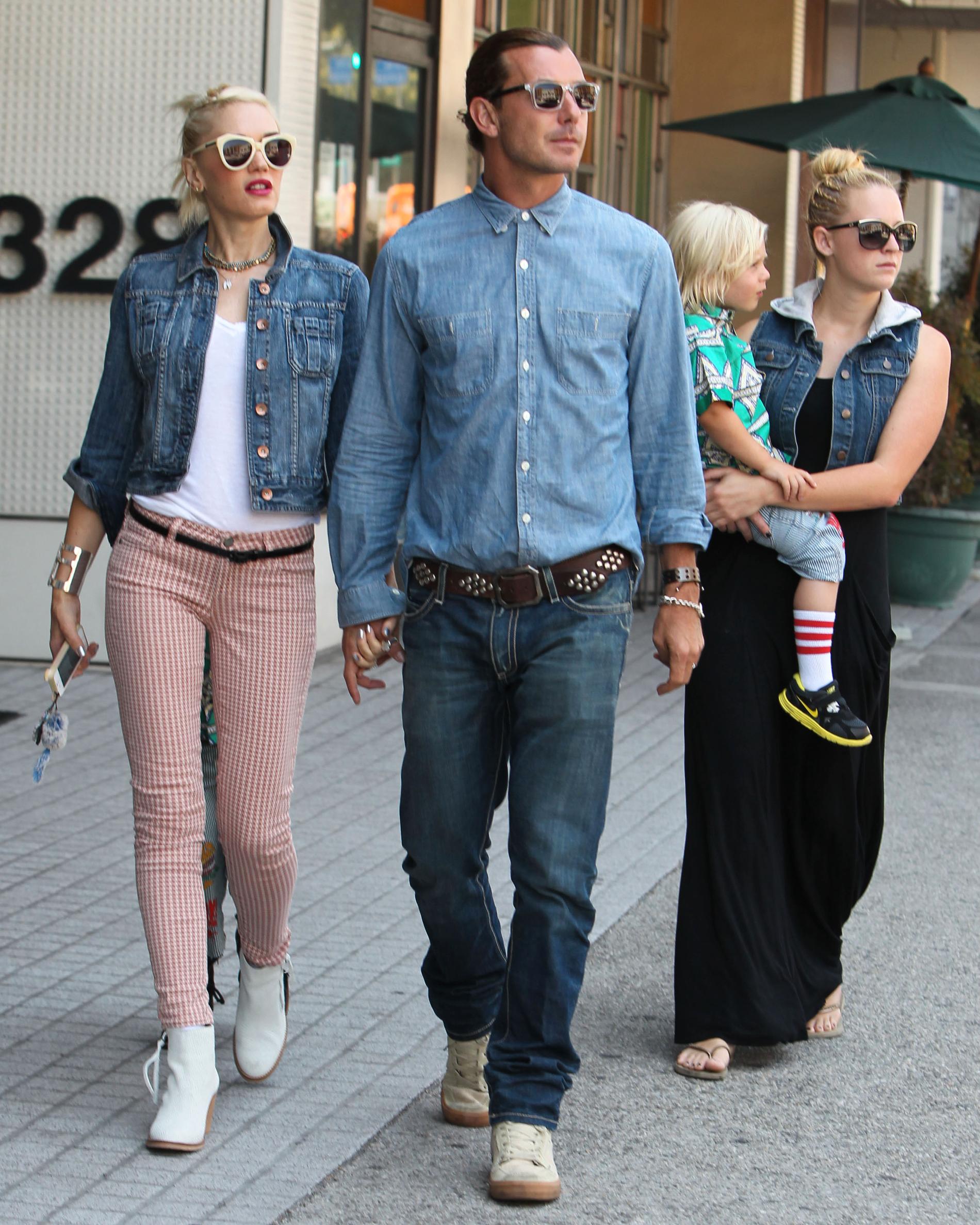 Triangeldrama Gwen Stefani och Gavin Rossdale håller handen medan deras barnflicka Mindy Mann går några steg bakom.