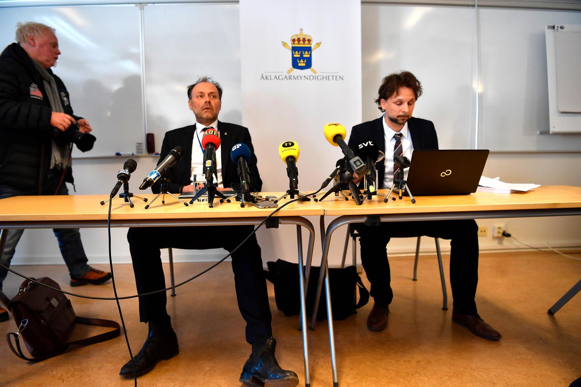 Utredare Thomas Johansson och chefsåklagare Niclas Wargren på presskonferensen om mordet på fyraårige Kevin.