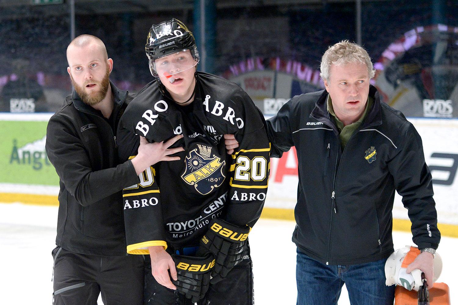 Christopher Bengtsson fick ledas av isen.