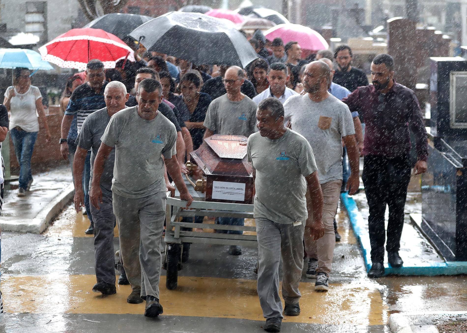 Bilden är från en begravning för ett av offren för skolskjutningen i Brasilien.