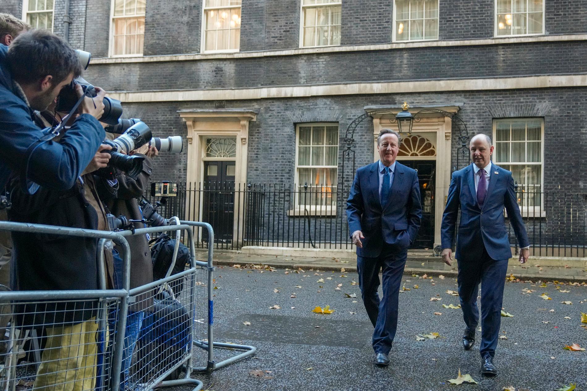 David Cameron lämnar sin gamla bostad på Downing Street på måndagsförmiddagen.