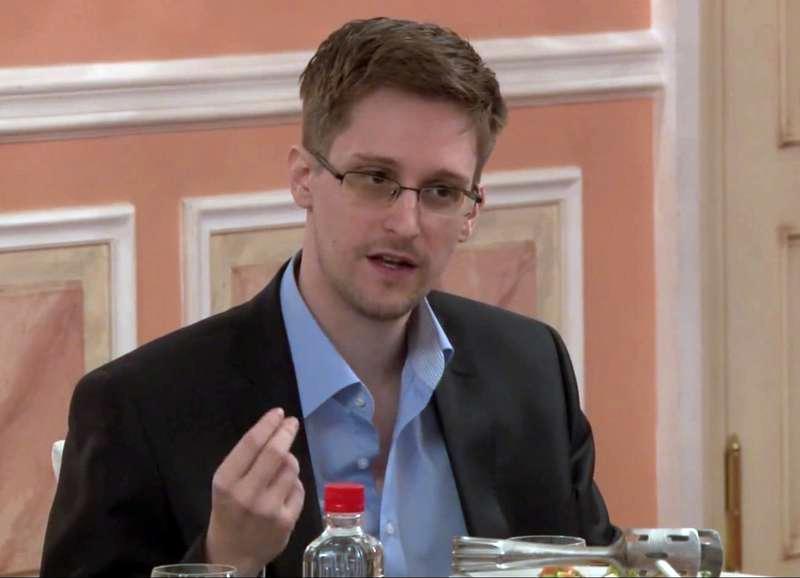 Snowden var anställd vid den amerikanska underrättelsetjänsten NSA när han 2013 läckte hemliga dokument som visar att USA genomför omfattande övervakning. Han flydde landet efter avslöjandet och hamnade i Moskva.