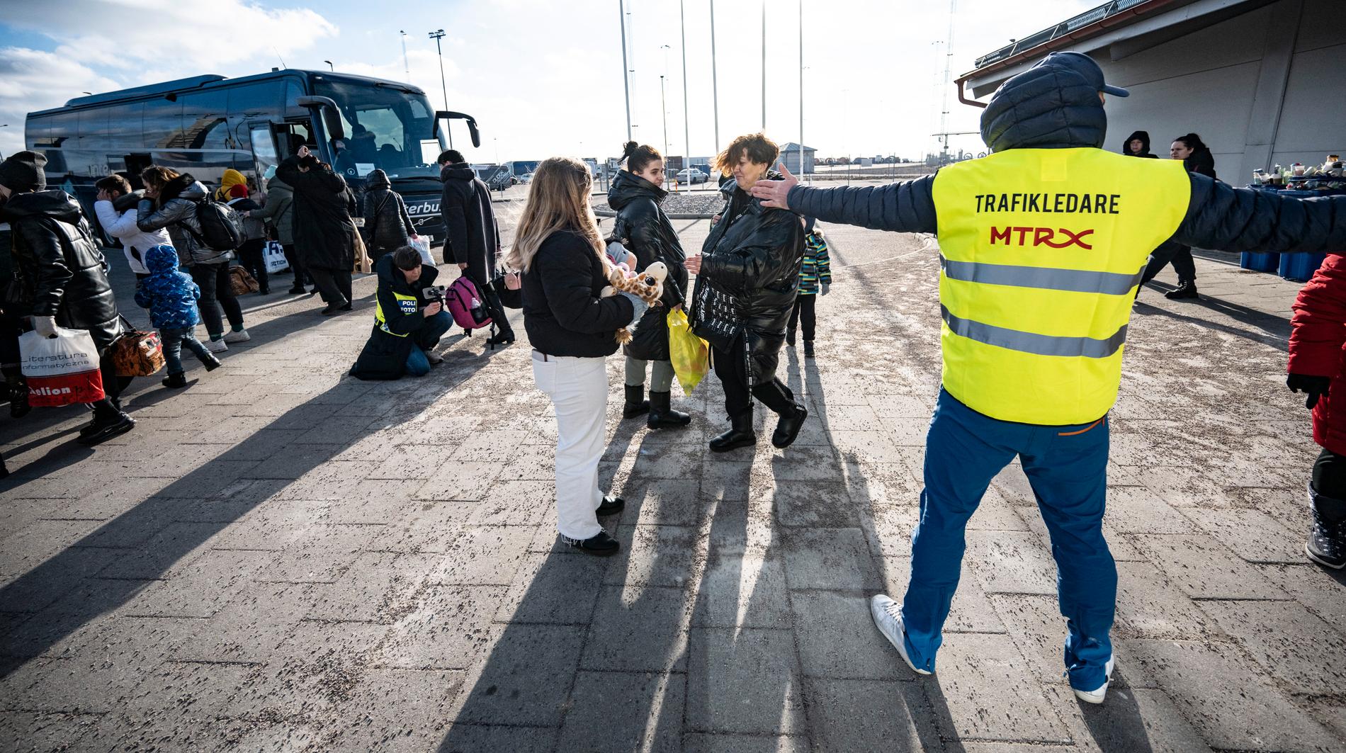 Ukrainska flyktingar väntar på vidare transport med buss i hamnen i Karlskrona