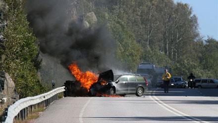 Båda bilarna fattade eld av den kraftiga kollisionen på Norrleden. Två personer skadades allvarligt vid olyckan.