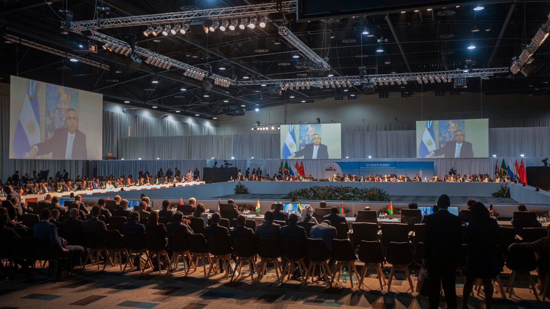 Argentinas president Alberto Angel Fernandez syns på en skärm under Brics toppmöte i Johannesburg i Sydafrika. Argentina är ett sex nya länder som nu bjuds in till gruppen.