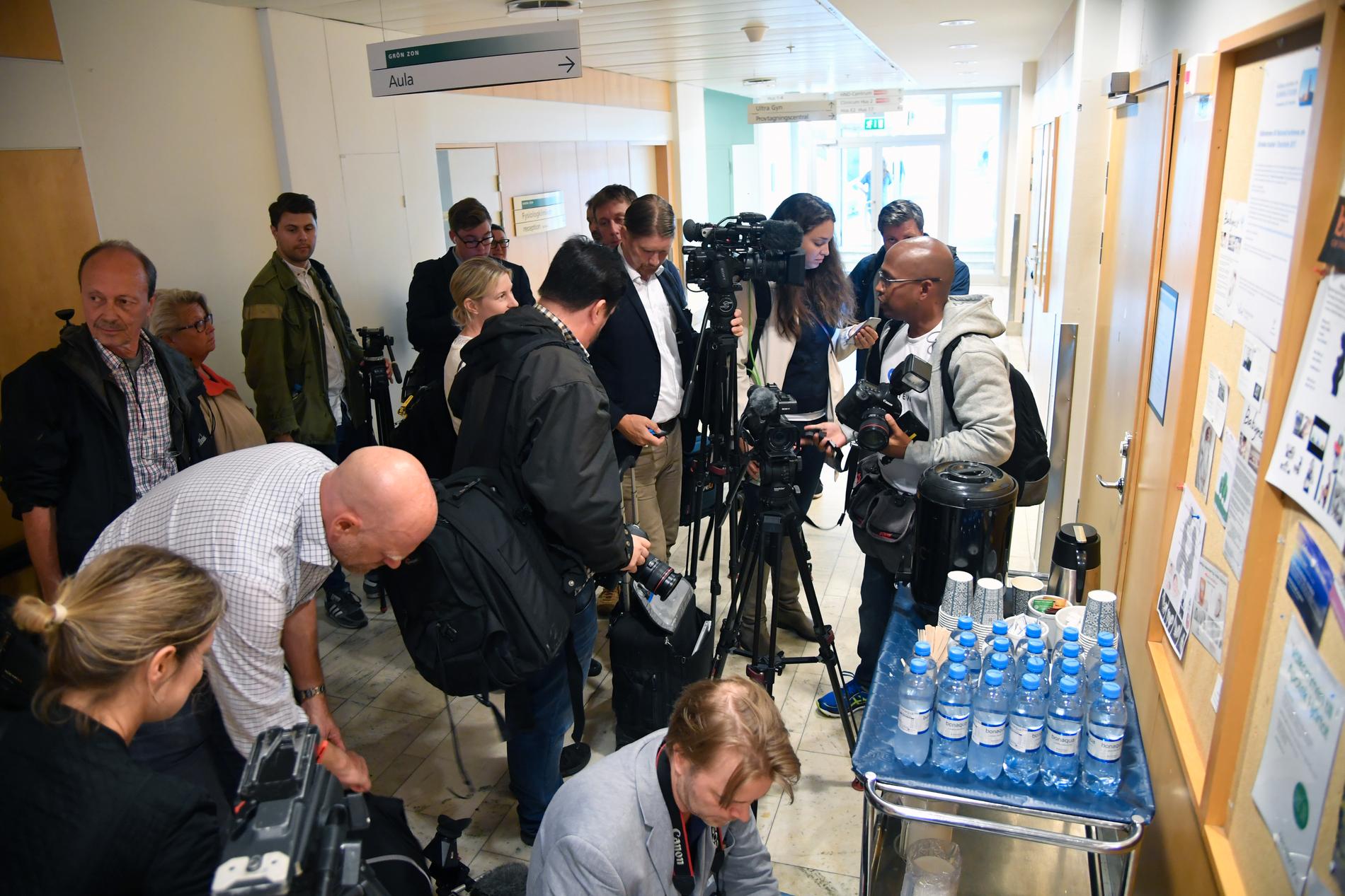 Media samlas vid Danderyds sjukhus.