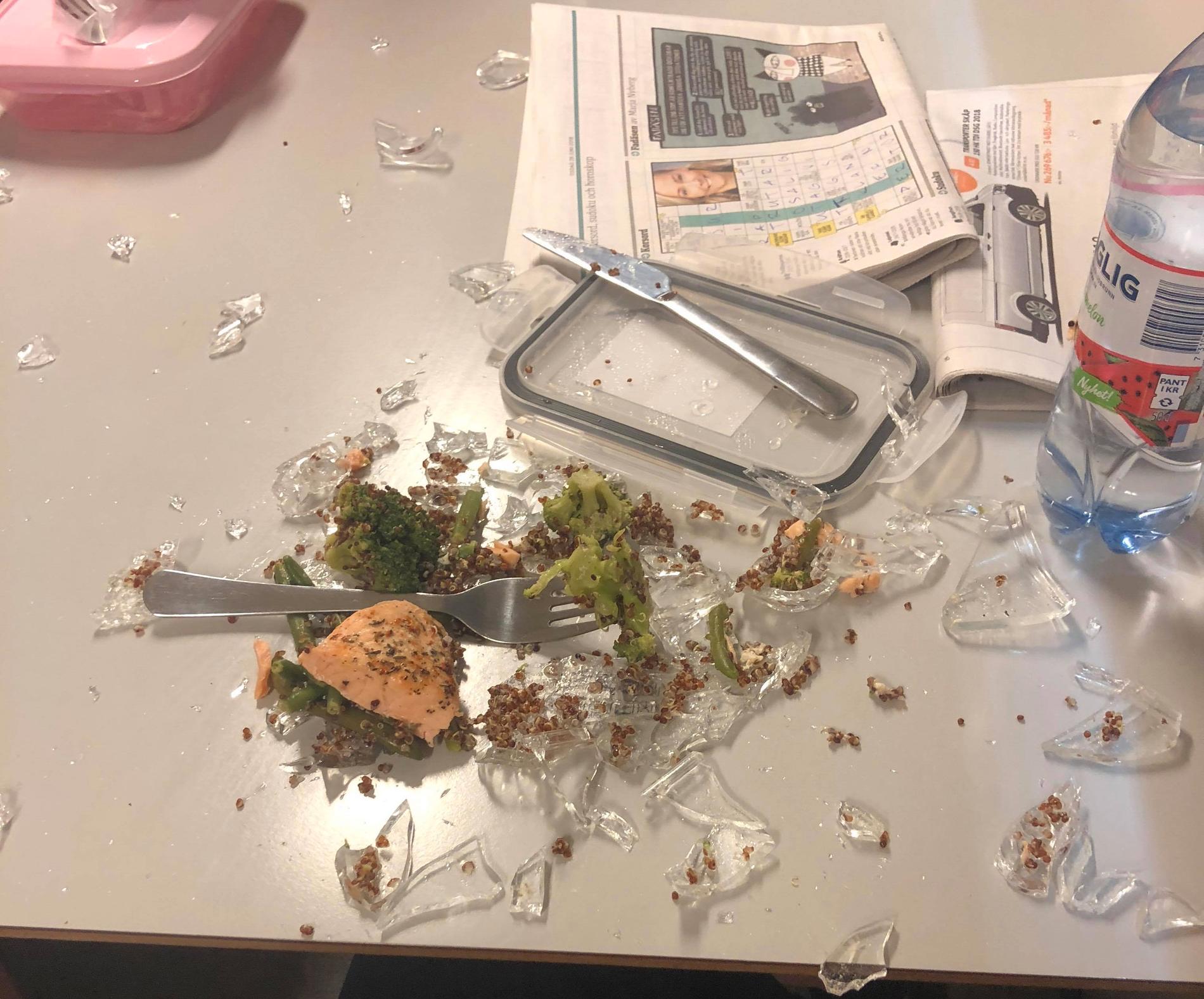 Halvvägs genom lunchen exploderade lådan över bordet.