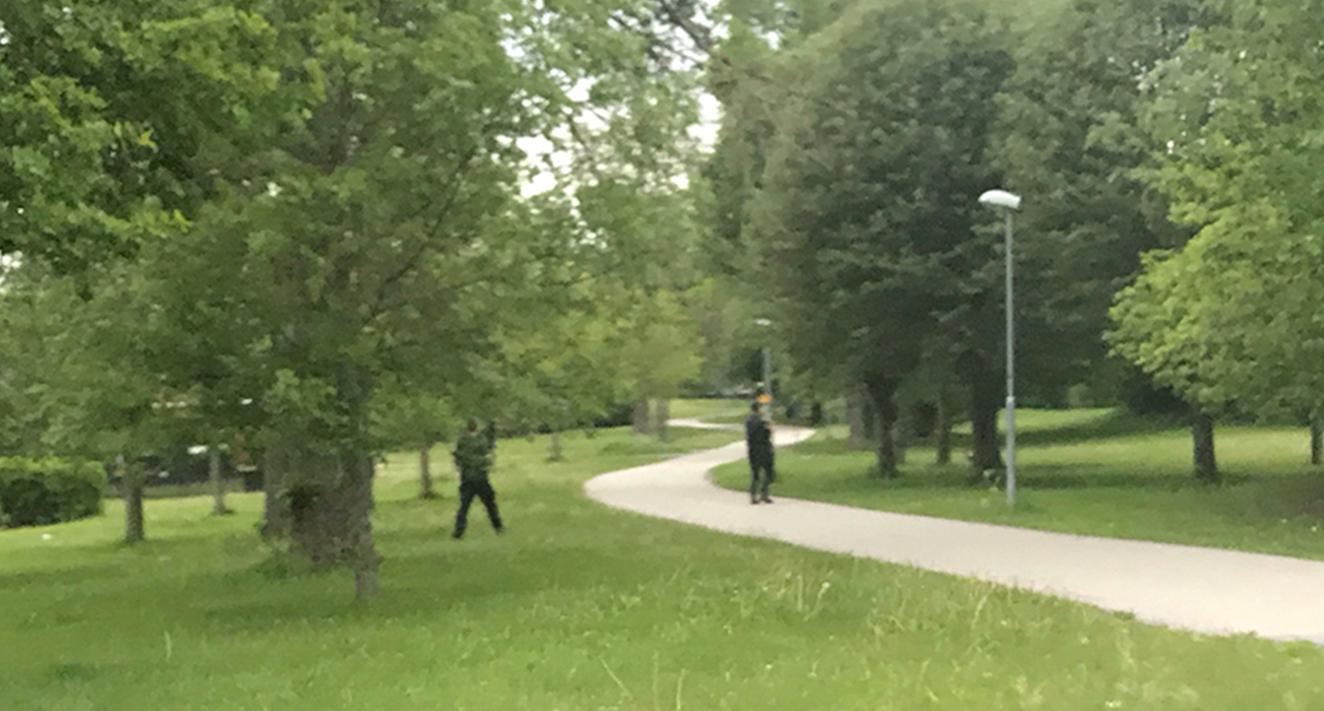Poliser jagar man efter rån i Märsta.