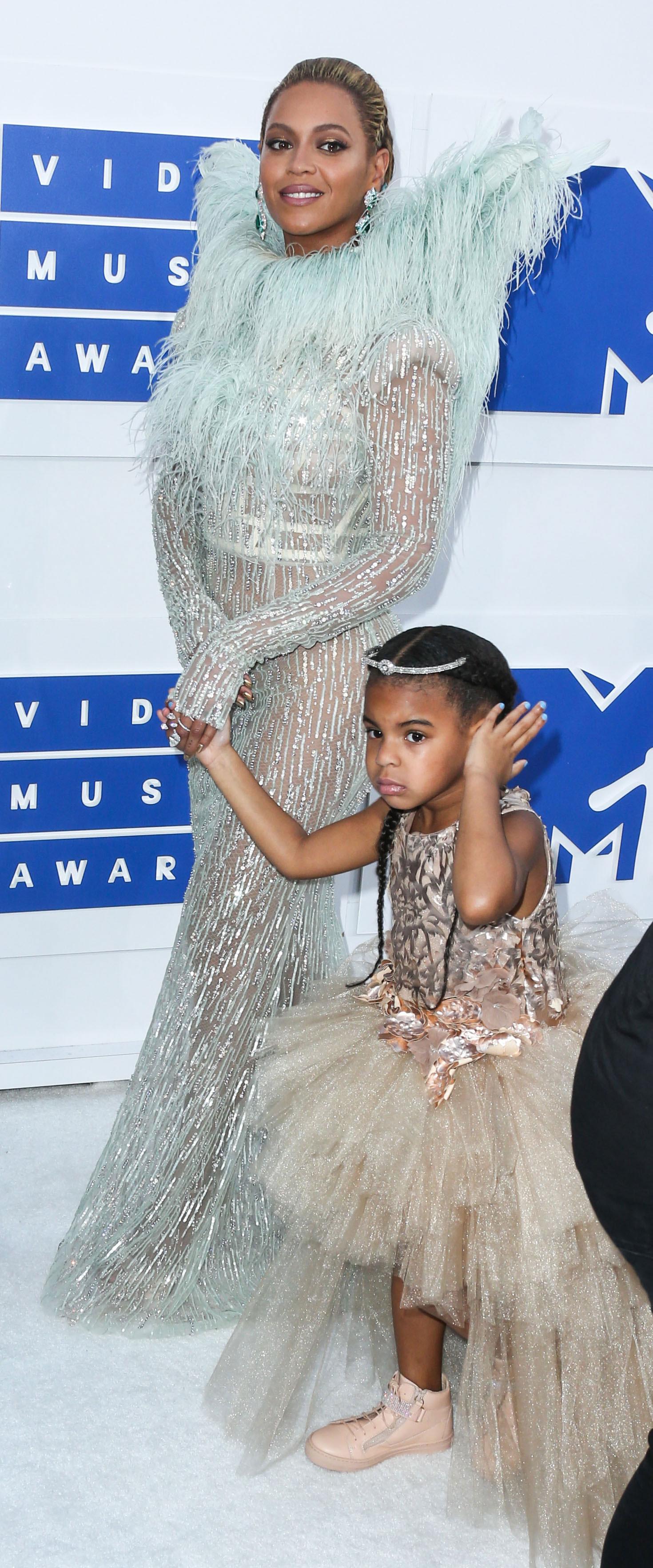 Beyoncé och dottern Blue Ivy på VMA:s röda matta 2016